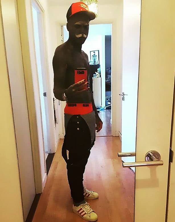 男子患癌后纹身成痴,将自己染成黑人