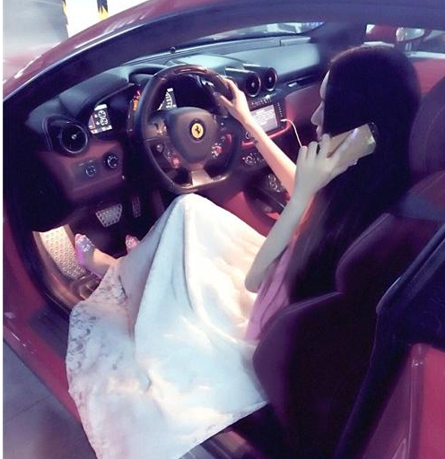 90后妙龄女子带豪车"摔倒炫富",看到身材后,保时捷都黯淡了