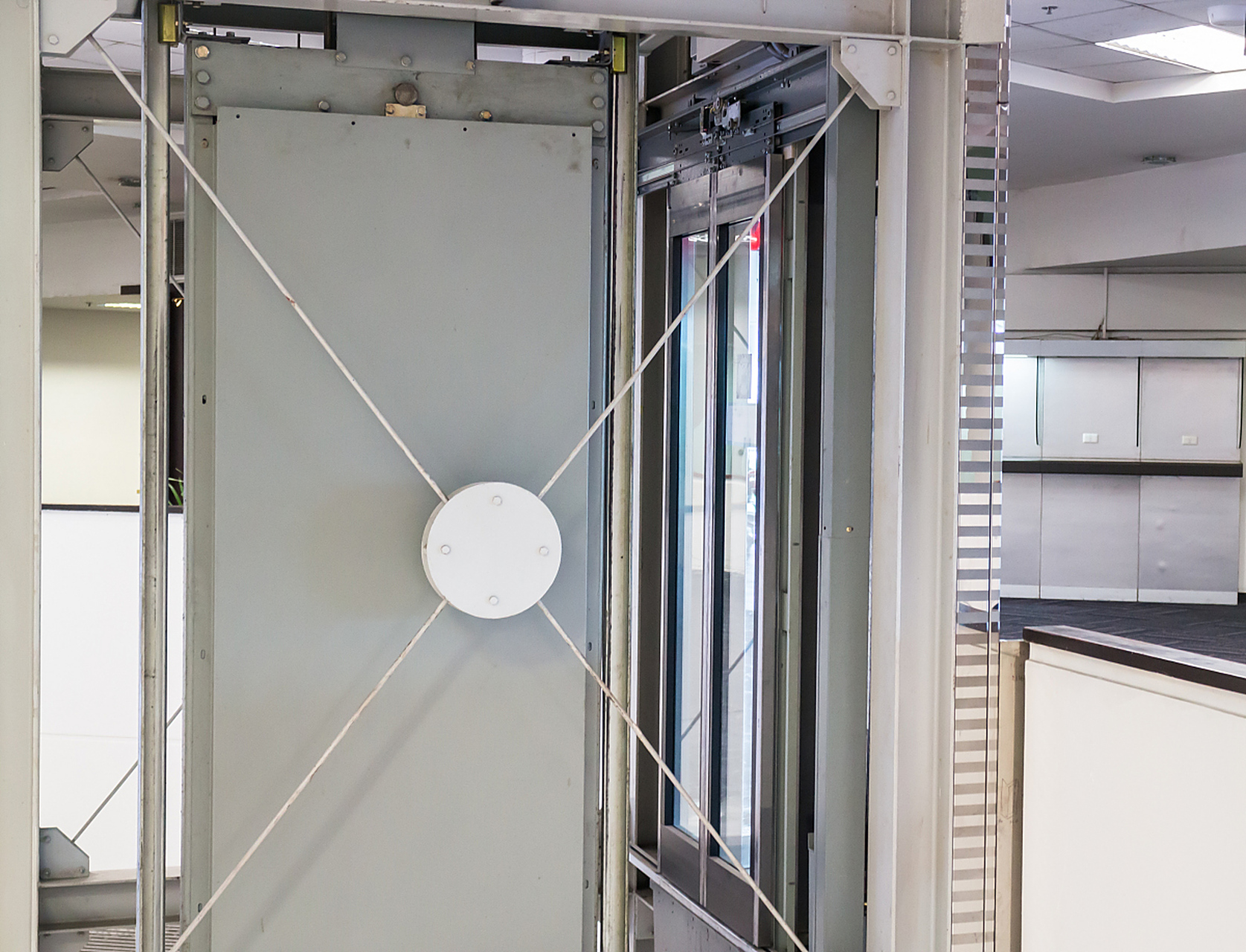 定期润滑电梯门机的运动部件,如滑轨,链条等,确保其顺畅运转.