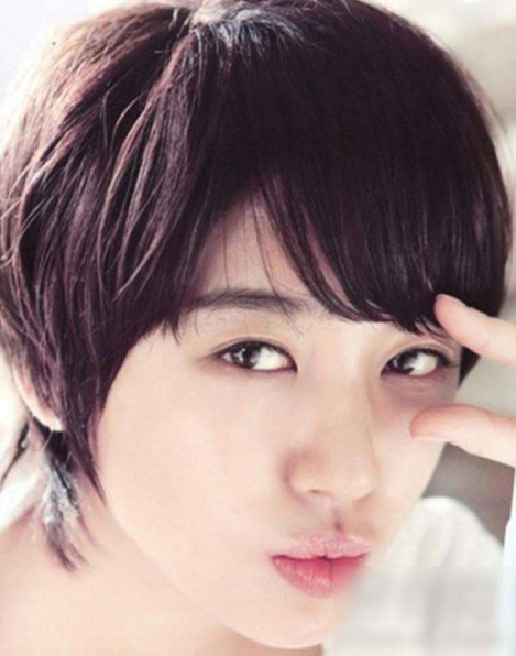尹恩惠一头性感短发还蛮惊艳的,头发把皮肤衬托得红润白皙.