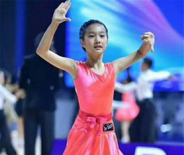 马伊琍小女儿一头短发,大女儿却已是一头长发,被夸赞未来可期?