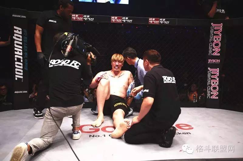 拳击场"真香"再现,大放厥词赢了娶举牌女郎,赛后被ko遭无视!