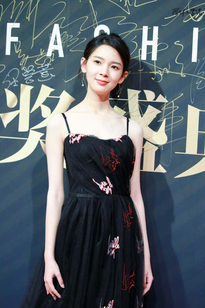陈瑶穿黑色吊带印花裙亮相时尚之选颁奖盛典红毯,皮肤白皙,面带微笑