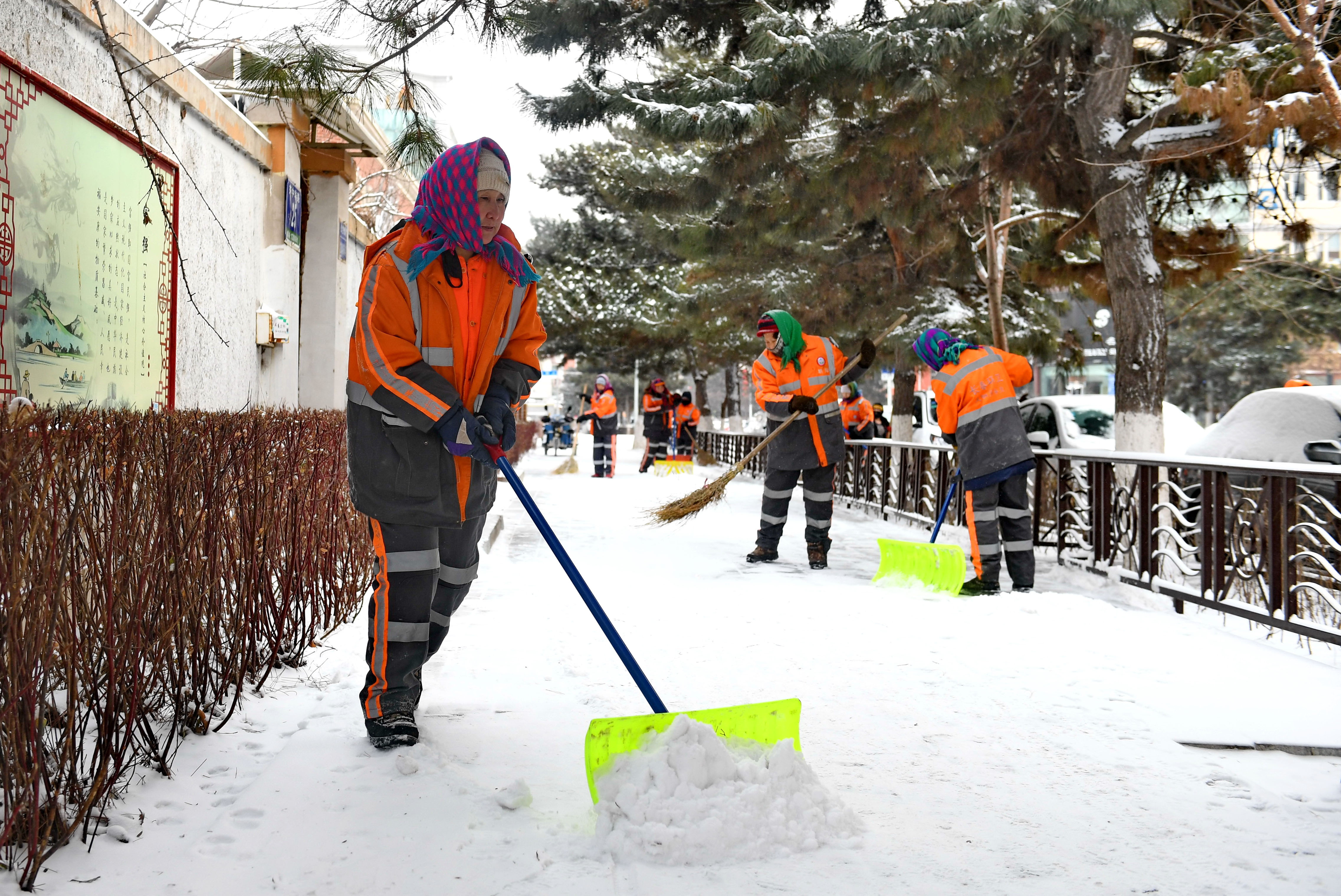 长春环卫工人扫雪图片