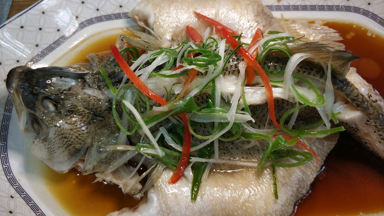清蒸鲈鱼记住这几个窍门,蒸出来肉鲜嫩没有腥味