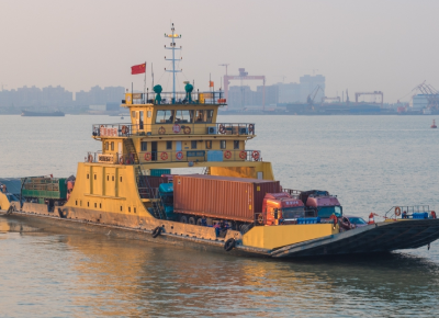 旁边不远就是江阴大桥,为什么还选择汽渡呢?