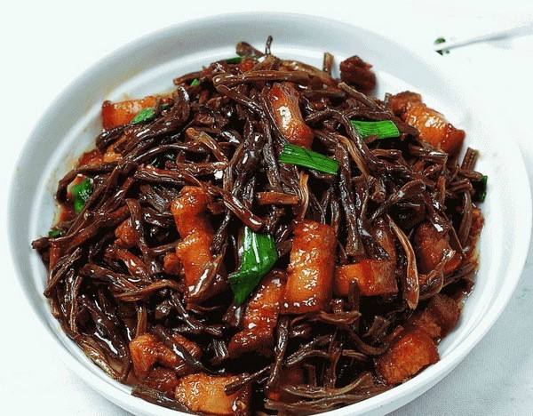 农村老妈种的豆角吃不完,煮熟晒干做成干豆角,蒸肉是一绝