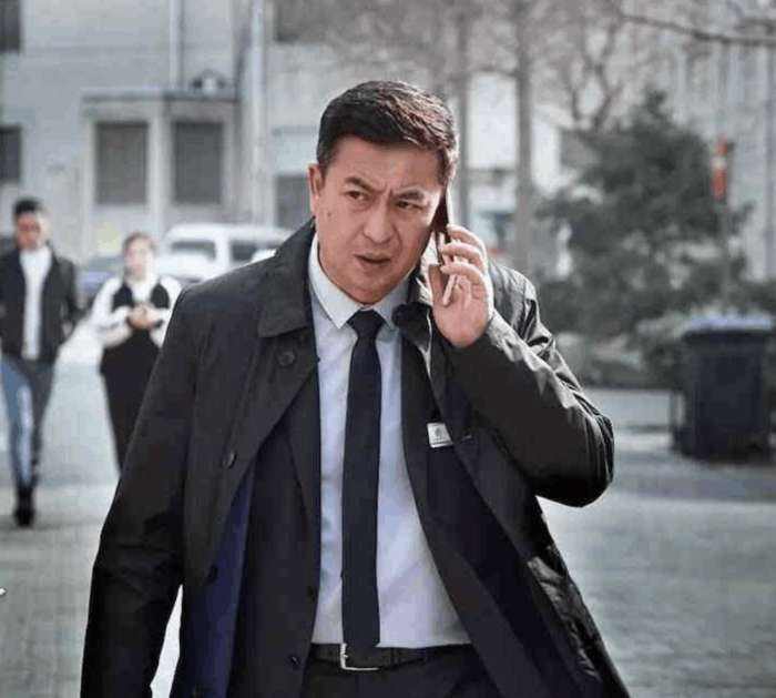 张嘉译坐飞机被偶遇,与空姐合影,网友:照片和本人差距太大!