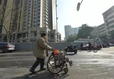 泪!老伴离世一年,91岁爷爷每天推她坐过的轮椅
