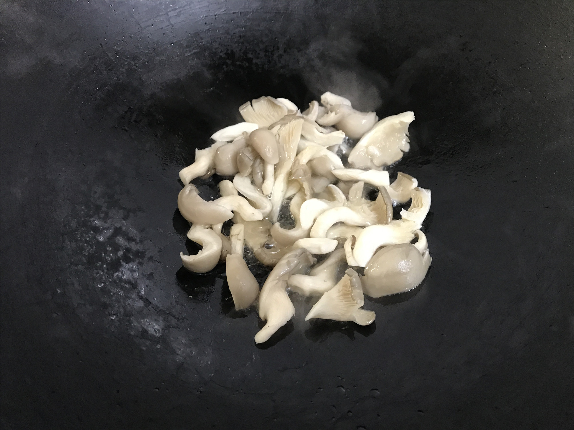 青菜去掉老叶洗净切碎,年粒洗净后切片,秀珍菇洗净后切成条.