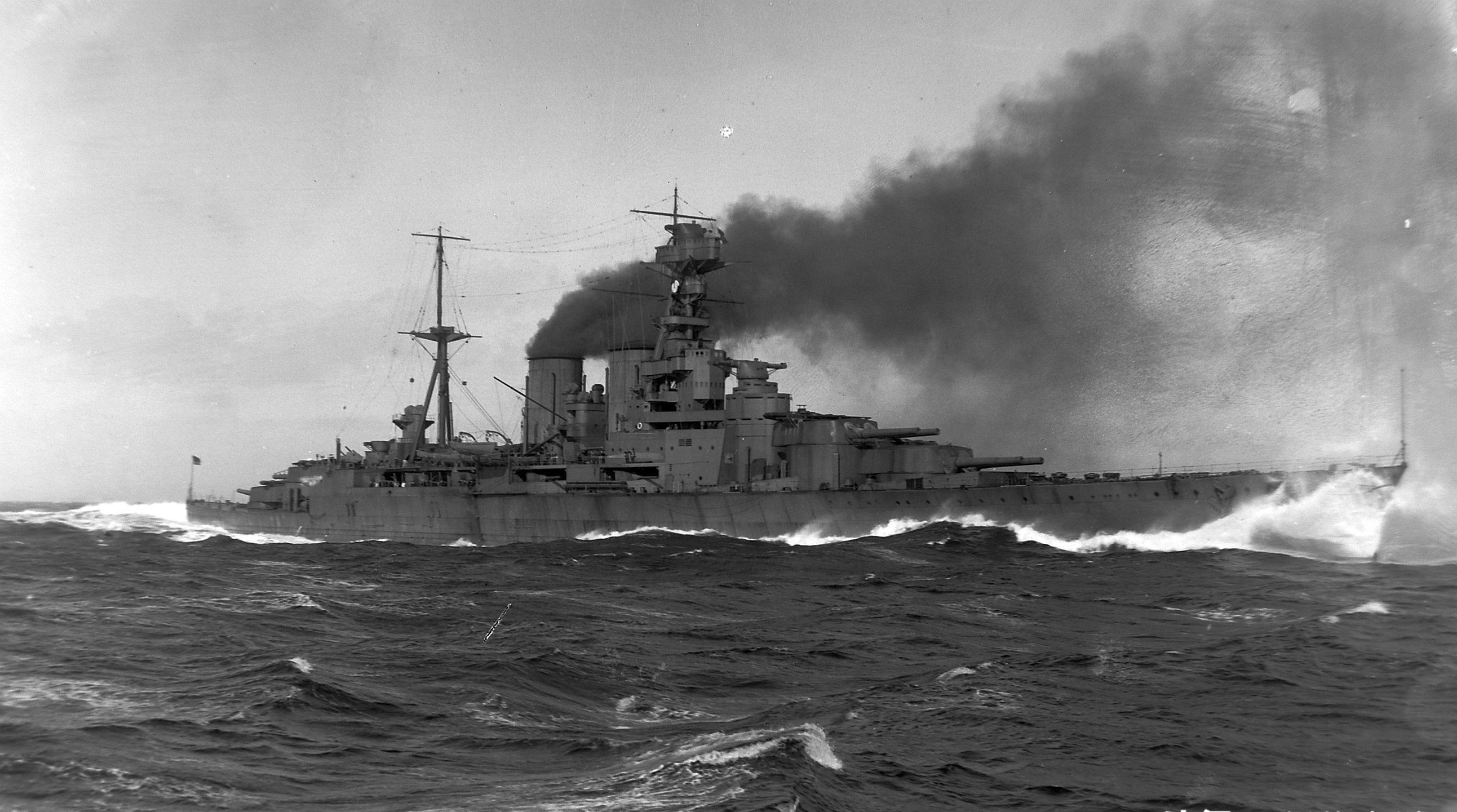 胡德号在皇家海军中是最大,成本最高的主力舰,而且她的航速是当时