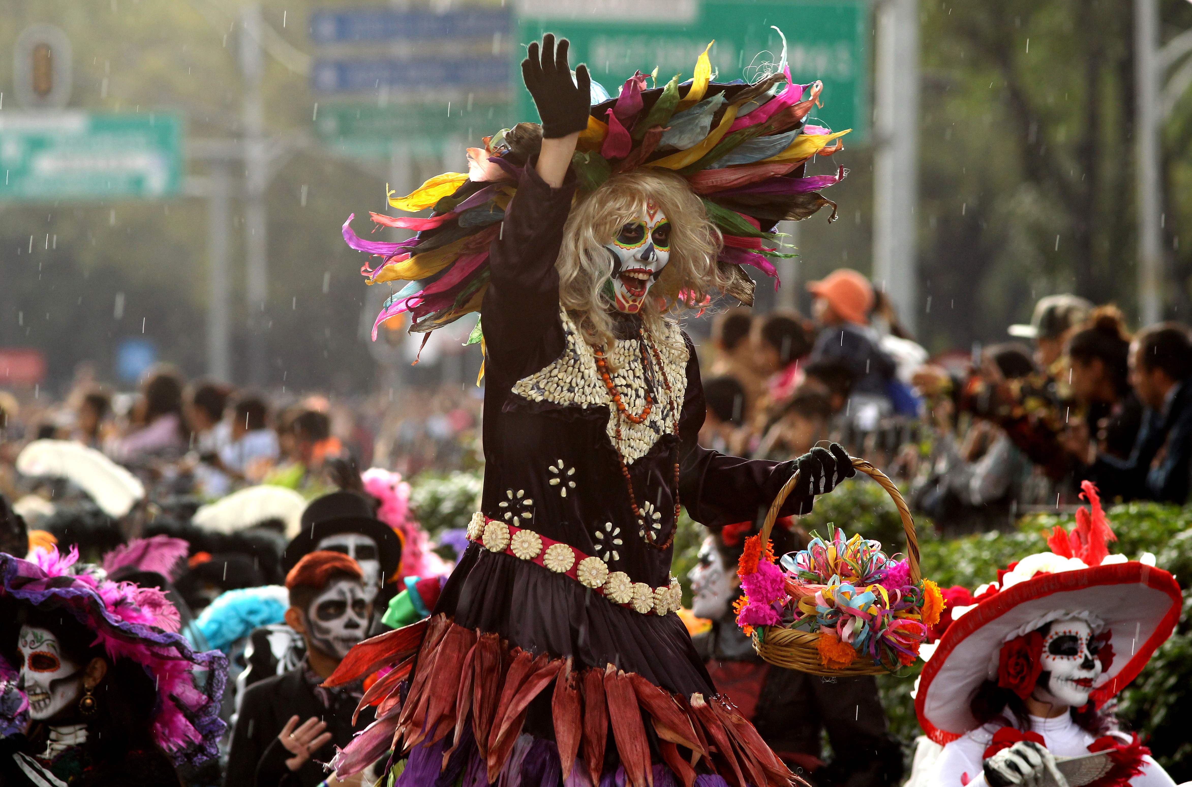 墨西哥举行亡灵节游行(3)