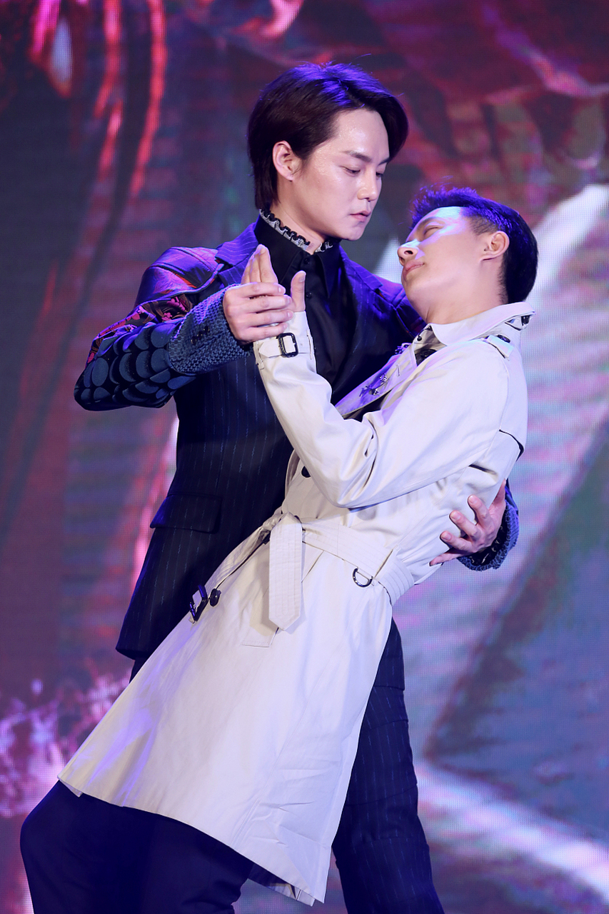 王一博的电影撤档了,而尹正前几天不帮着王一博宣传.