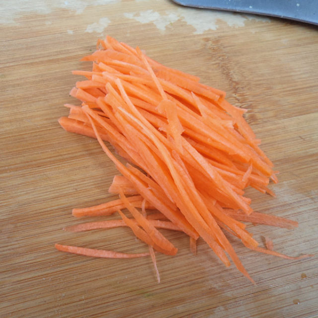 第5步,胡萝卜洗干净切成丝
