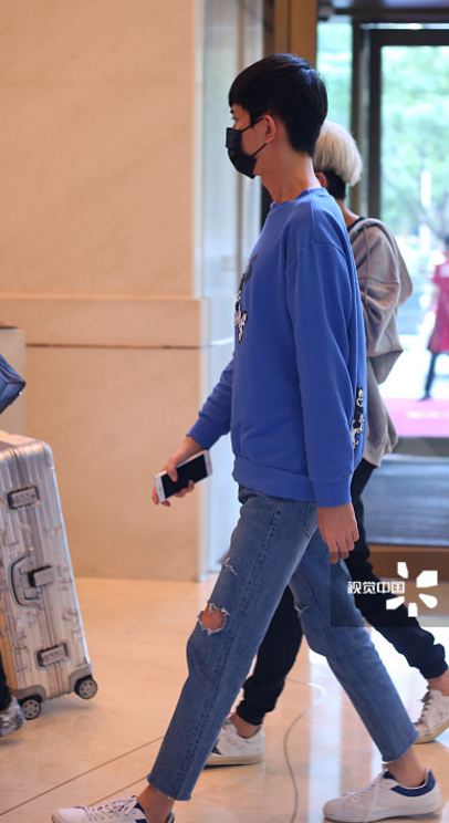 于朦胧穿卡通卫衣包裹严实帅颜难挡,挺直腰板甩臂疾走书生气十足