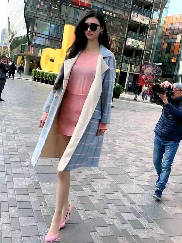 比例不好?2米高女神穿高跟鞋遛街,小女巨人
