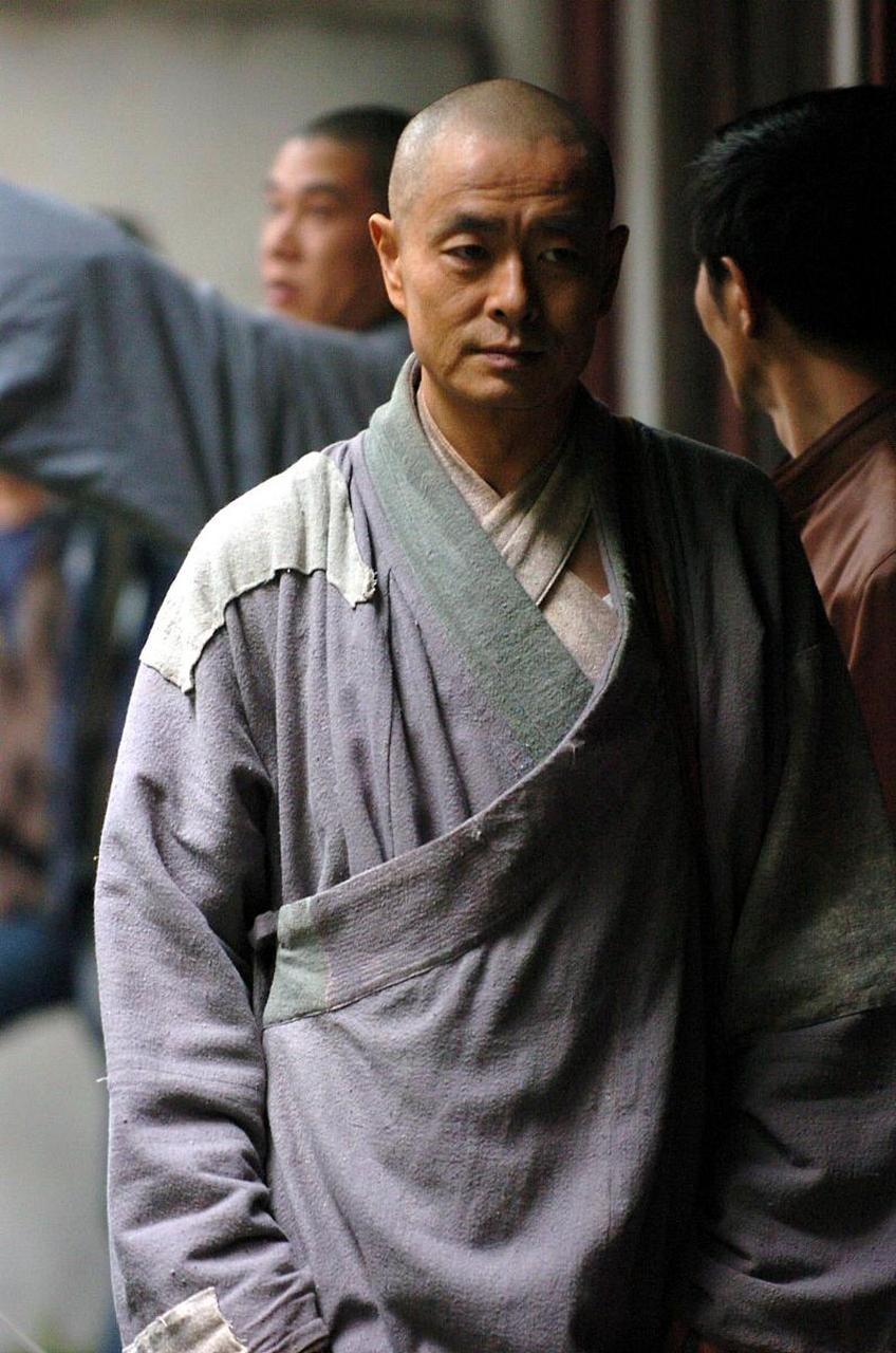 弘一法师曾说过:"终有一天你会静下心来,像个局外