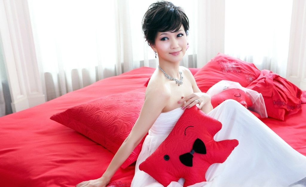 说她64岁你信吗?赵雅芝早期写真,身穿白色套装,真是美到天际了