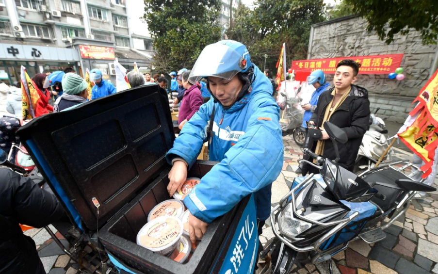 外卖小哥把快餐甩沟里,被公司罚款500元,怒言:吃不起就别点