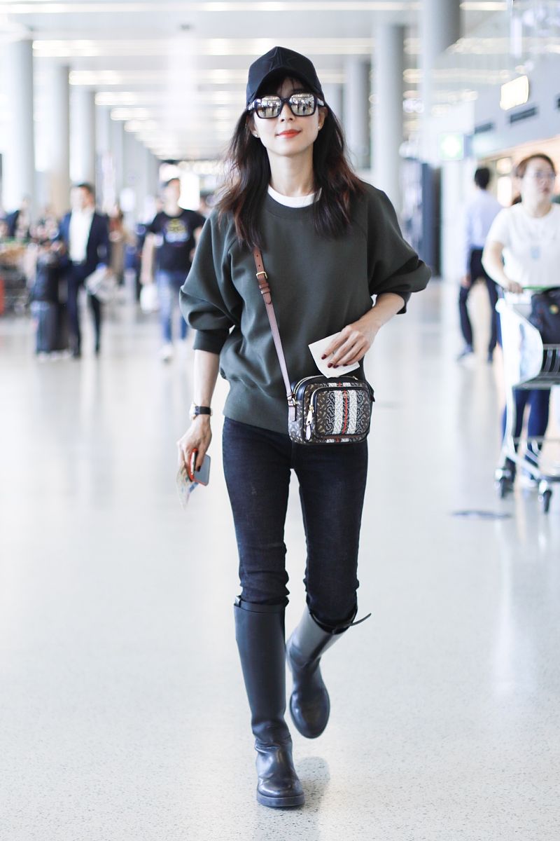 张静初街拍:卫衣牛仔裤burberry相机包 简约有型