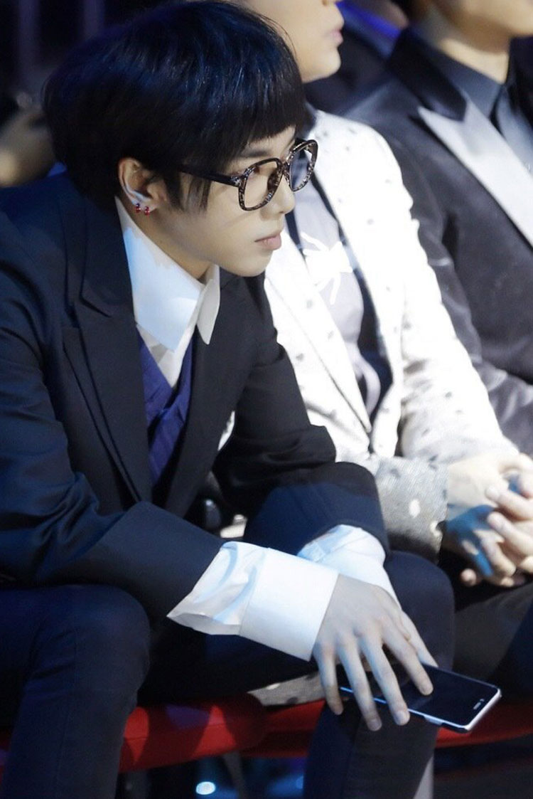 华晨宇:戴上眼镜也封印不了的神仙颜值