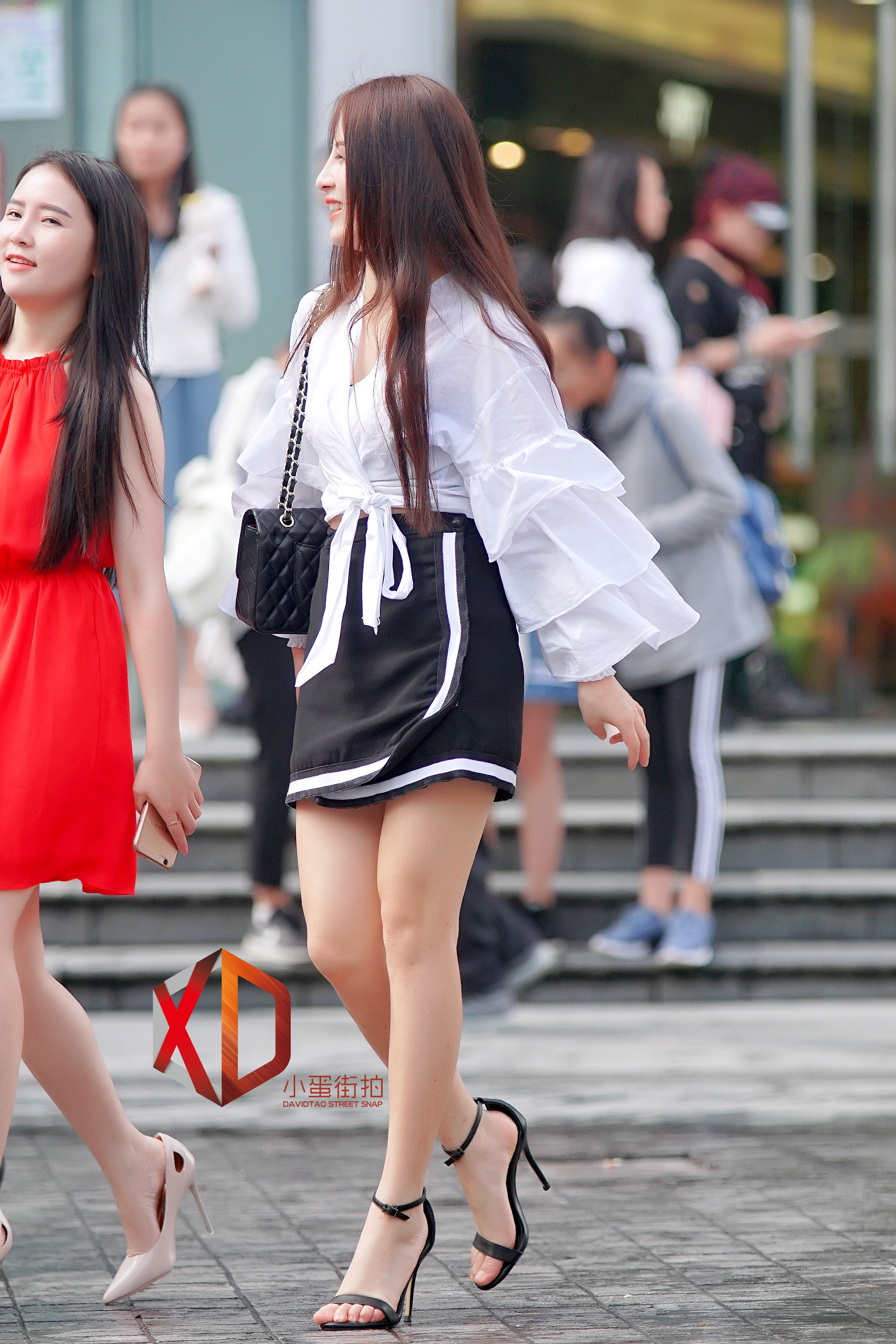 街拍东莞:黑色短裙,大白腿,高跟鞋,身材性感而丰腴,好迷人啊