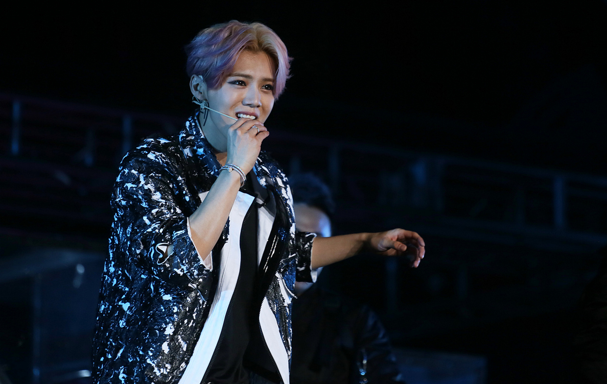 鹿晗7月8广州演唱会造型太帅了