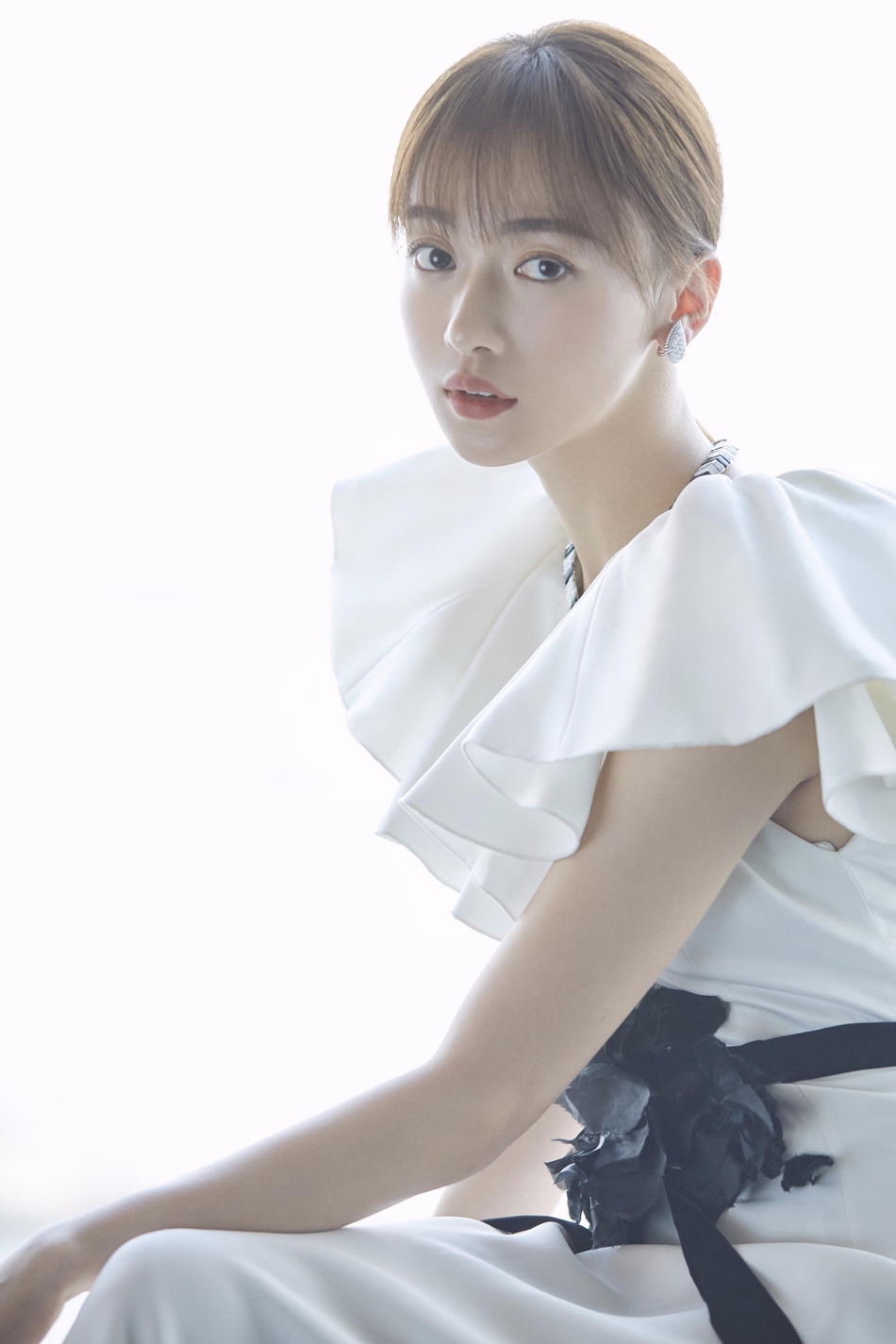 11月9日,吴谨言出席华鼎奖,身穿一袭白裙亮相红毯