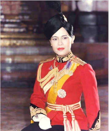 泰国王太后诗丽吉过87岁寿辰,乘车返王宫挥手致意,叹风华逝去!