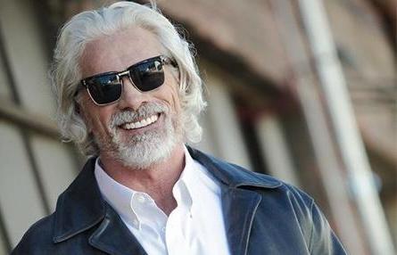 60岁大叔爱健身,虽满头白发但精神奕奕,一身肌肉年轻小伙比不了