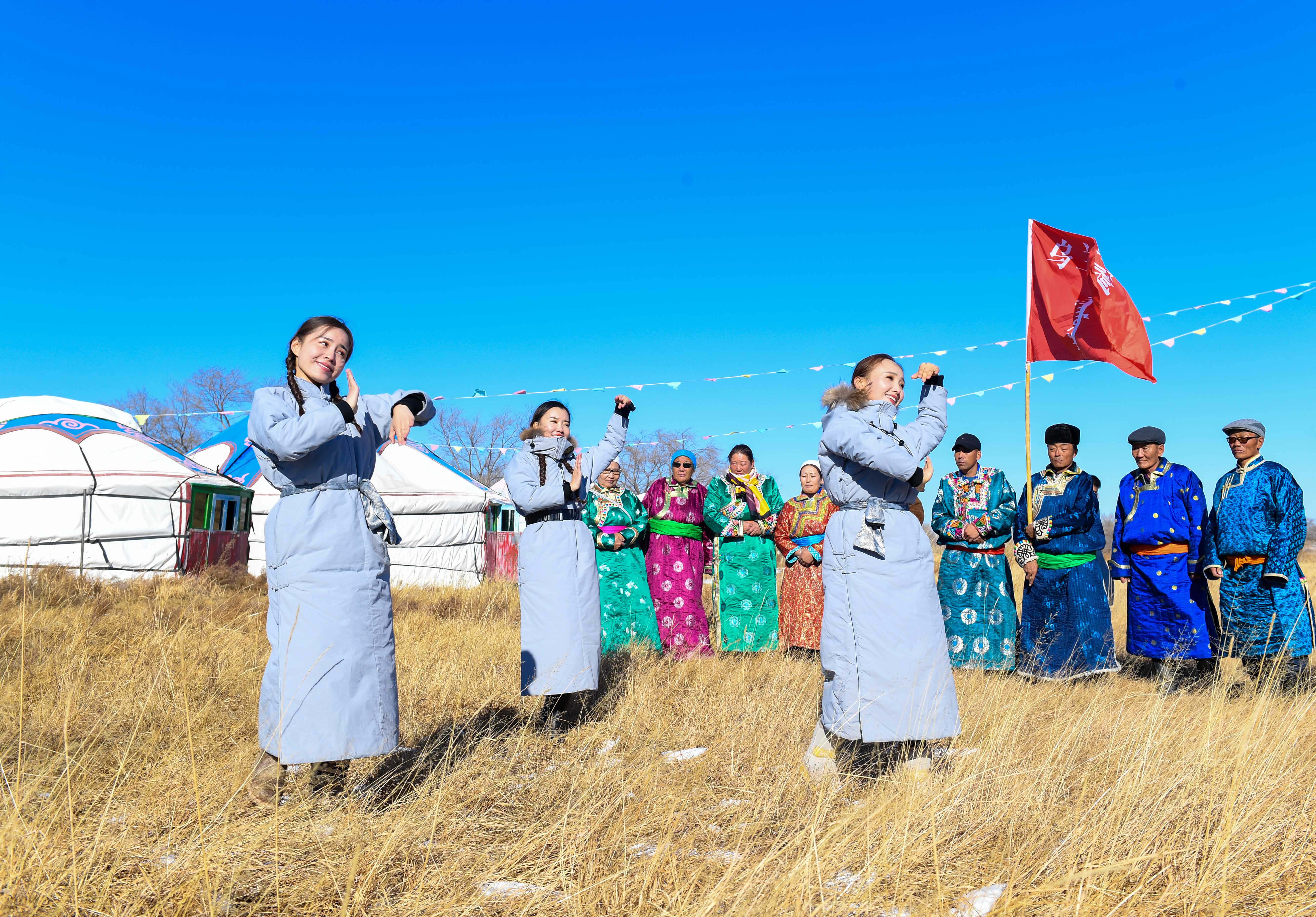 乌兰牧骑:文艺入牧户 服务送万家(2)