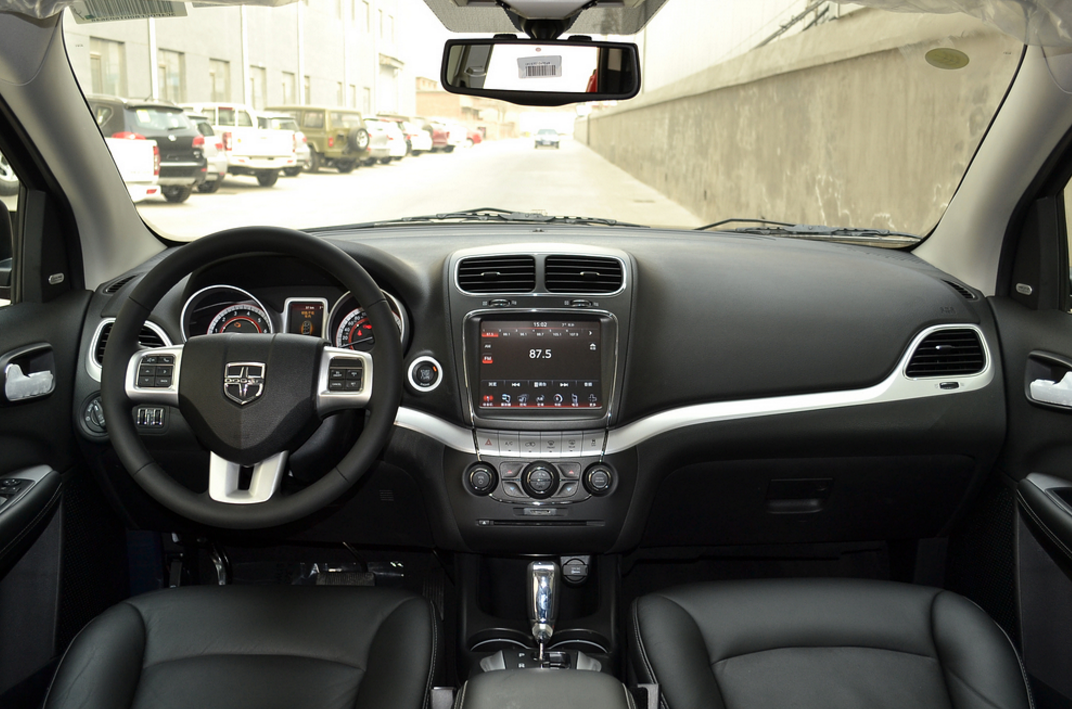 进口道奇酷威内饰很漂亮,自己看着用着很舒心,座椅的舒适,漂亮的方向