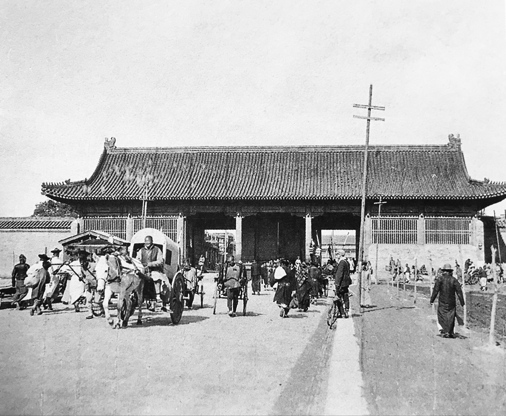 八国联军入侵北京时候的午门,这是八国联军在午门外活动.