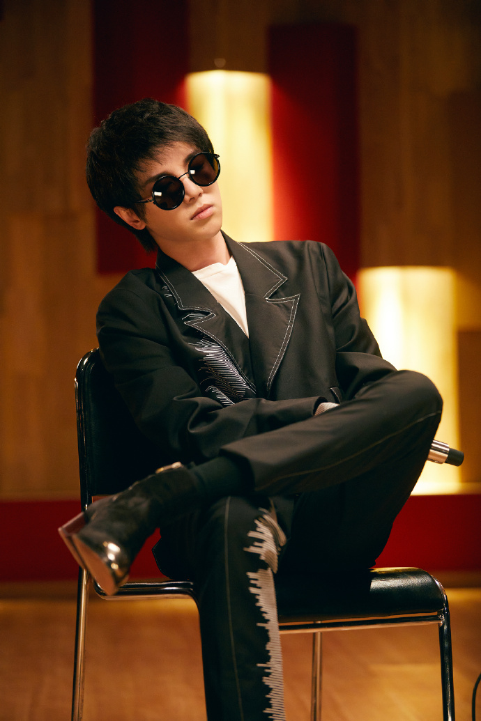 " 左立:"我下楼给你拿" 华晨宇和左立的这段互动看了好感动,包括他们