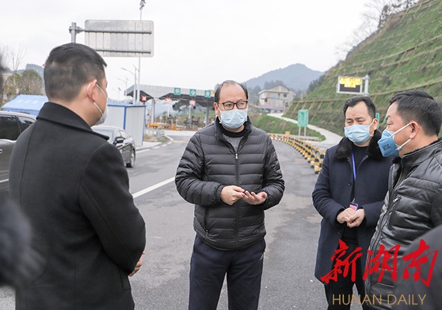 梁永泉深入春运服务点和凉伞镇检查督导疫情防控工作