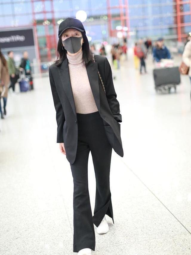 38岁秦岚素颜现身机场,一袭吸烟装难掩凹凸感,165穿出180气场