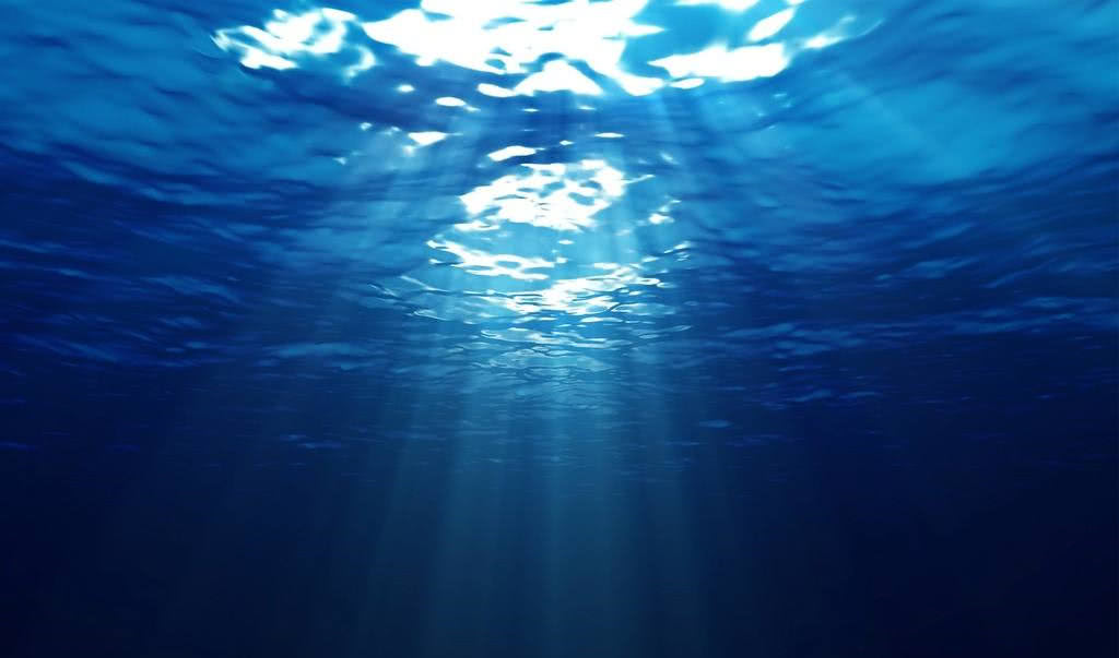 将实心铁球绑着绳子,投入大海,能沉入海底吗?会因压力变形吗?