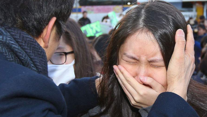 高考考完英语,女考生哭着走出考场:考不上大学了!妈妈:先哭够