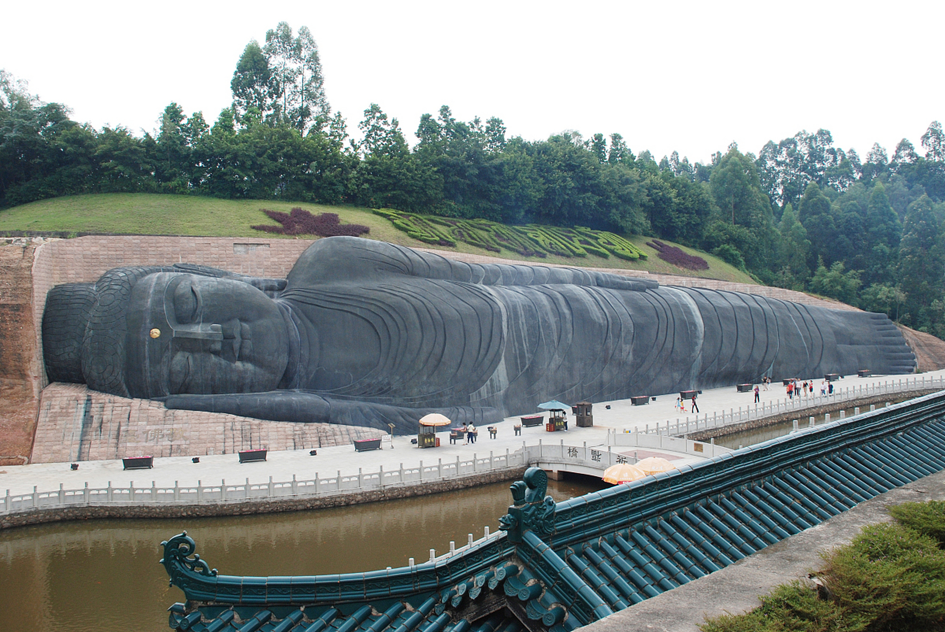 济南千佛山大卧佛雕像因遮挡问题失去宗教象征意义,引发关注.