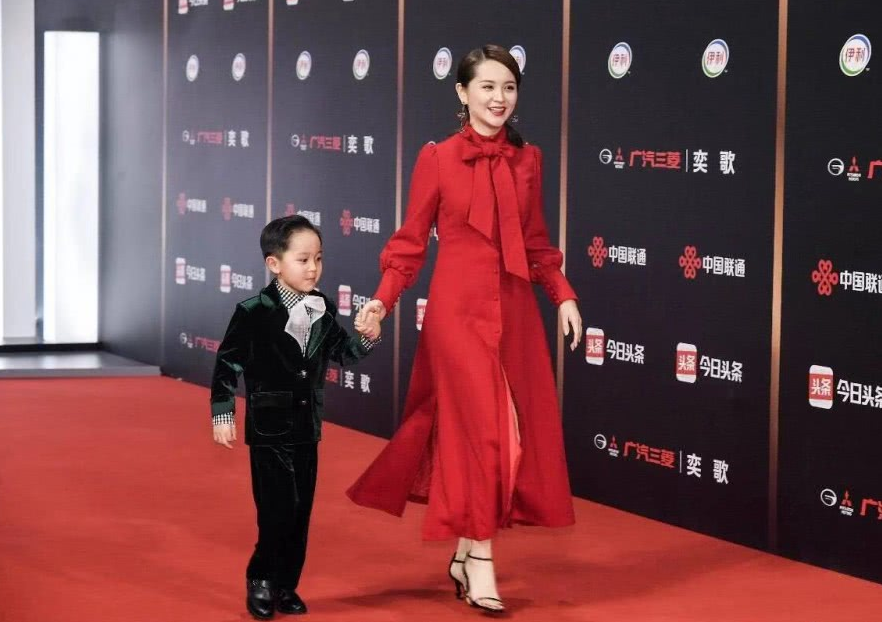 邓莎真会打扮,穿红裙配侧分发型就美回了20岁,大麟子更是萌萌的