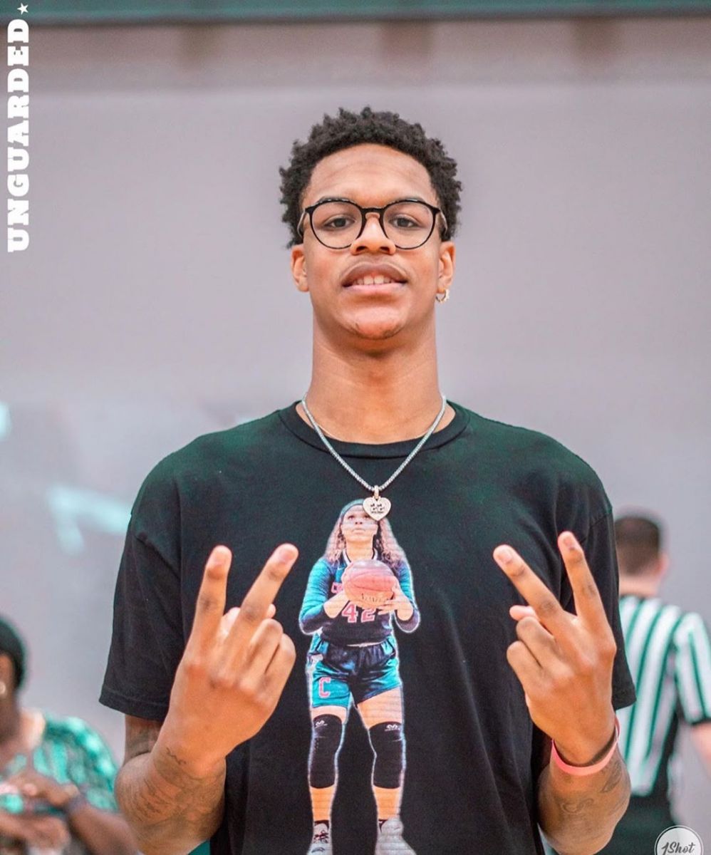 沙里夫-奥尼尔展示t恤:向所有女球手致敬!