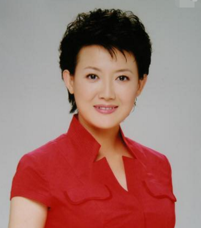 央视最真实主持人,主持22年从不浓妆艳抹,至今40多岁依旧一个人