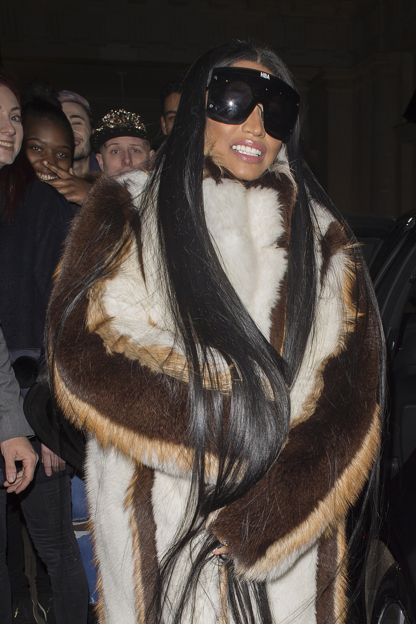 妮琪·米娜,这位国际知名的歌手,凭借其独特的音乐才华和大胆的言论