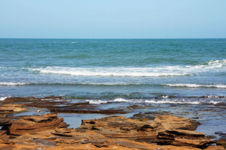 五彩滩位于涠洲岛东海岸,这里没有白净的沙滩,有的是贝壳和火山石磨细