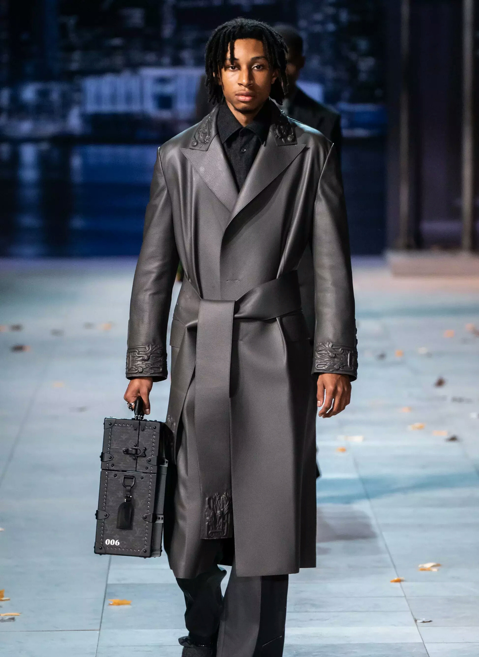 (男模特走秀,原来男人还可以这样穿,好时尚哦)一身皮衣好时尚