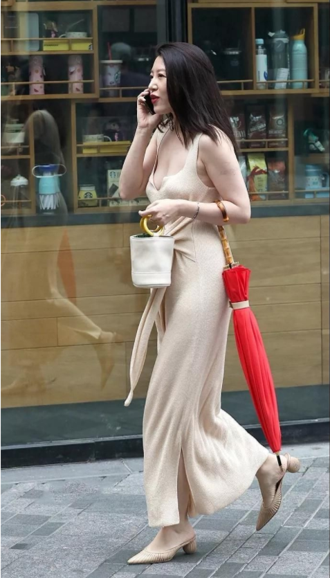 街拍:美女穿深v连衣裙,美胸若隐若现,是男人都喜欢的完美身材