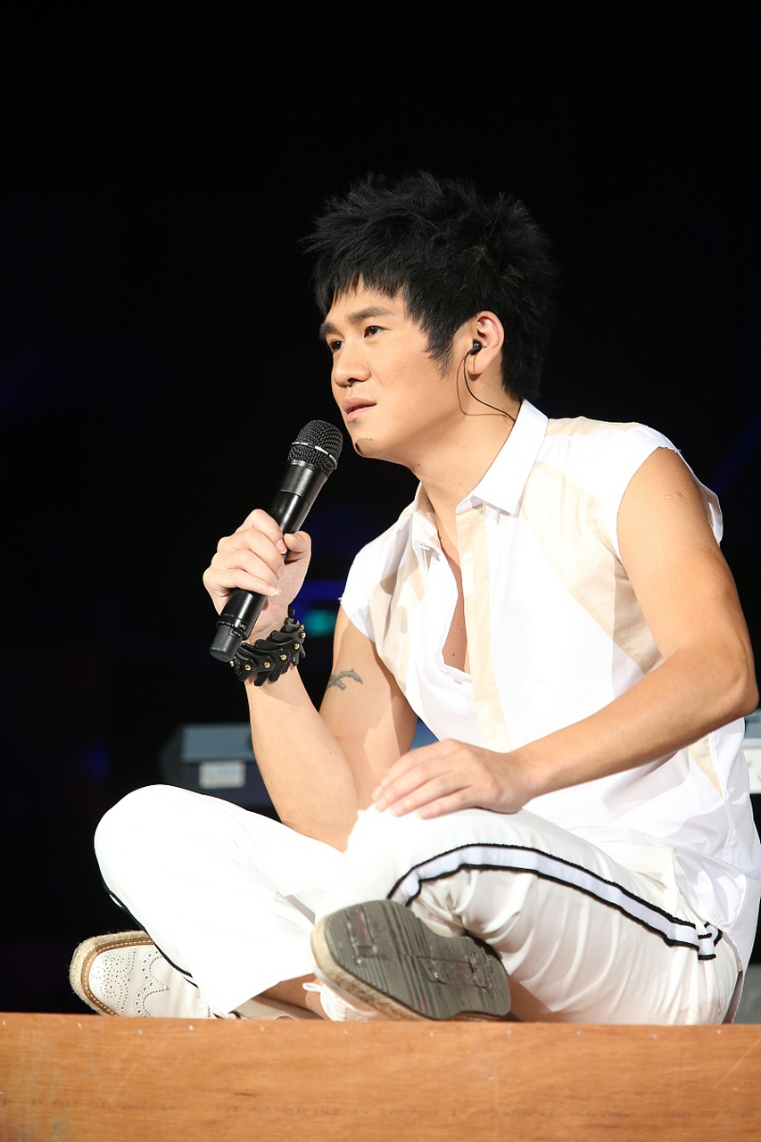 现在曹格又企图拿孩子当借口,挽留前妻想要求复合,经常骚扰前妻,前妻