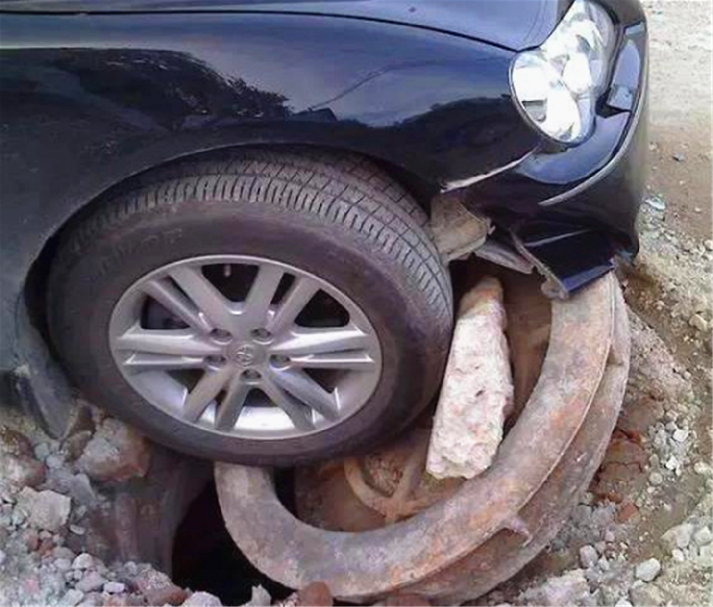 马路牙子 当我们在比较窄的道路上行车时,如果对面有车辆开过来,这