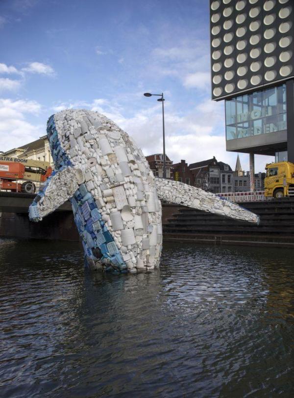 5吨垃圾制成鲸鱼!荷兰乌得勒支展出艺术装置呼吁环境保护