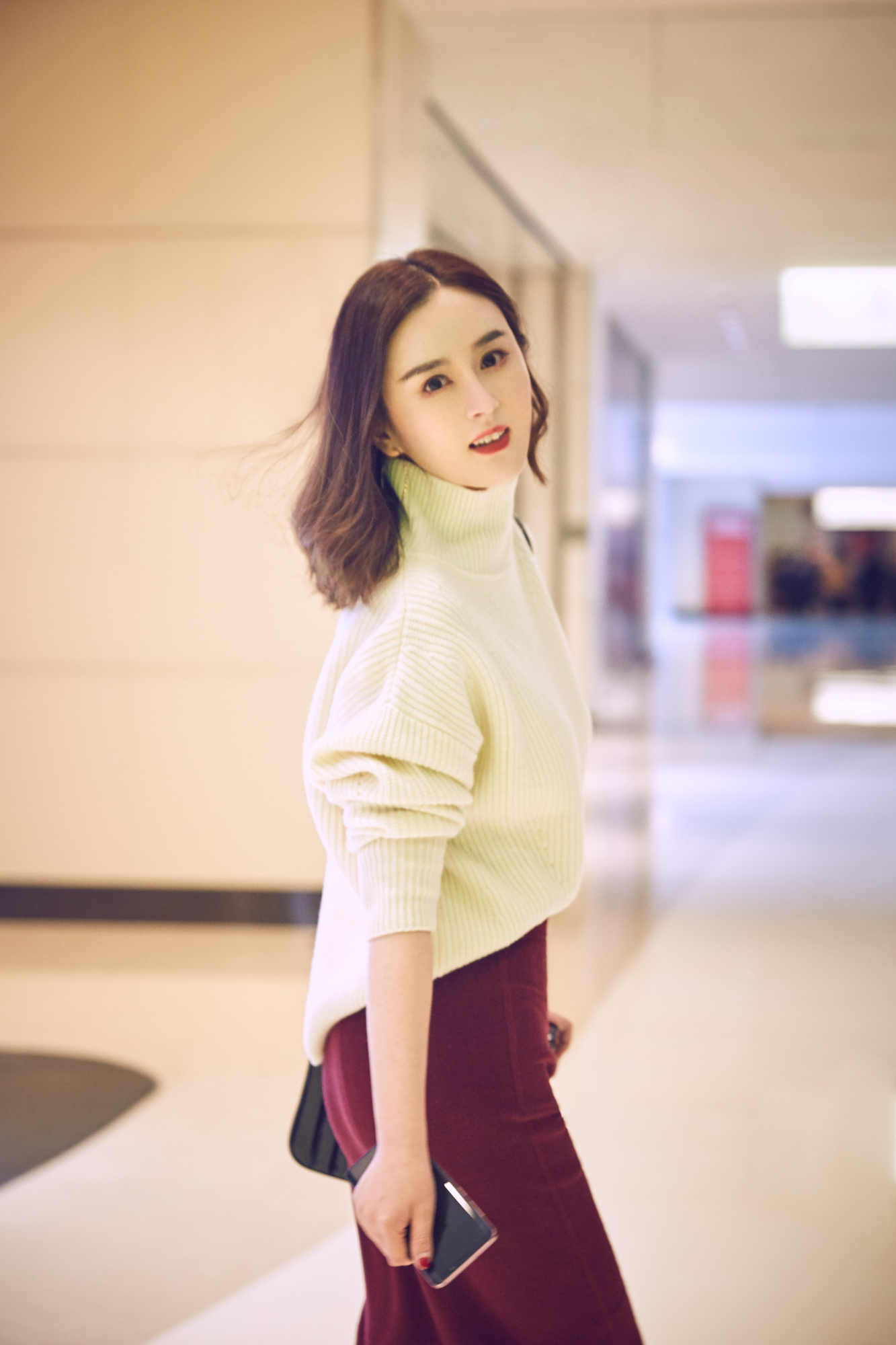 刘竞美丽出众,回眸微笑少女感十足